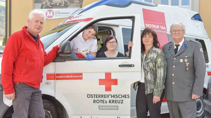 An der neuen Mittelschule in Radenthein fand der Erste-Hilfe Landesbewerb statt. Von links: Peter Michael Begusch (Landesleiter Jugendrotkreuz), die Schüler Oliver Pletschko und Karoline Huber, NMS-Direktorin Brigitte Gfrerer und RK-Ortsstellenobmann Franz Hoffmann