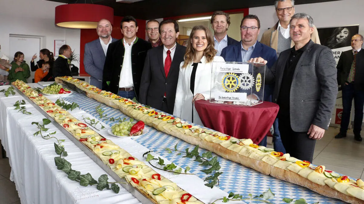 Alois Wurzinger (4.v.l.) mit dem Rekord-Käsebrot und Gästen