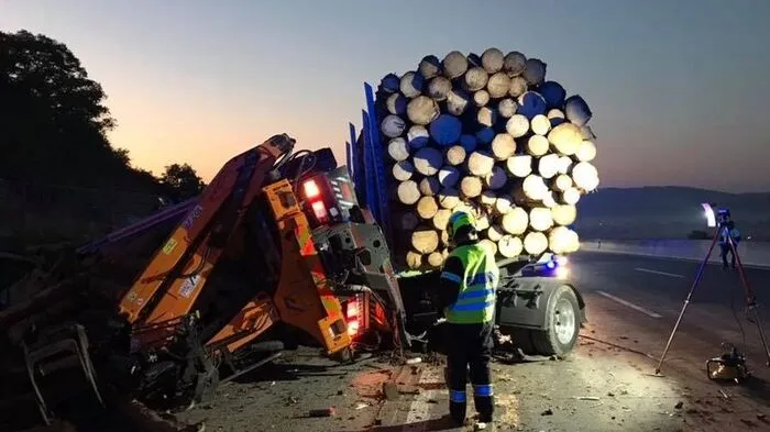 Ein Reisebus und ein Holztransporter waren in den Unfall verwickelt
