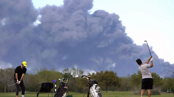 Vor vier Tagen ist in der Nähe von Houston (Texas) in einem Tanklager einer Ölproduktion ein Feuer ausgebrochen.
