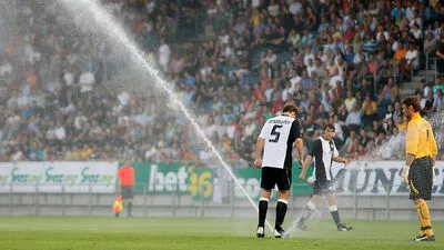 2009 wurde während des Spiels gegen Petrovac plötzlich die Sprinkleranlage aktiv und spendierte Abkühlung