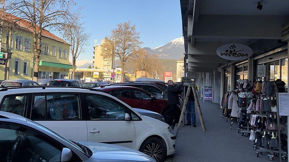 Gestern, Freitag, wurden die Schilder &quot;Kurzparkzone&quot; abmontiert