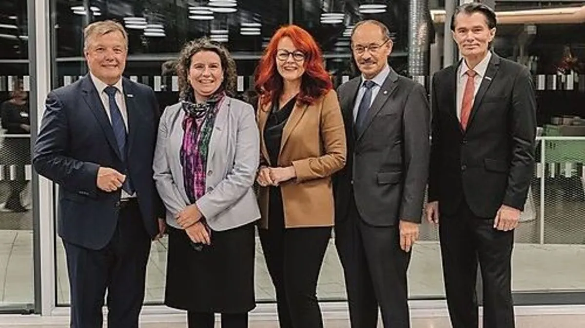 Vizerektor Bernhard Tilg, Rektorin Sandra Ückert, Landesrätin Cornelia Hagele, und Kursleiter Silvester Wolsegger