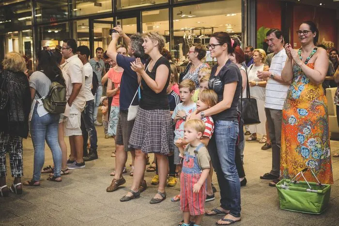 In den Shops herrschte zu dieser Zeit gähnende Leere, die Besucher wippten lieber draußen zur funkigen, jazzigen, beschwingten Musik mit.
