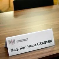 Das Namensschild von Karl Heinz Grasser am 4. Dezember 2020, anlässlich der Urteilsverkündung im Strafprozess gegen Ex-Finanzminister Grasser u.a. wegen Bestechungs- und Untreueverdachts bei der Buwog-Privatisierung