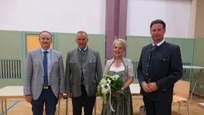 Bild von der Bürgermeisterwahl 2020 in Teufenbach-Katsch: Bürgermeisterin Lydia Künstner-Stöckl, Vize Peter Panzer (rechts), Kassier Johann Gruber (Liste Mur), der damalige Bezirkshauptmann Florian Waldner (links)