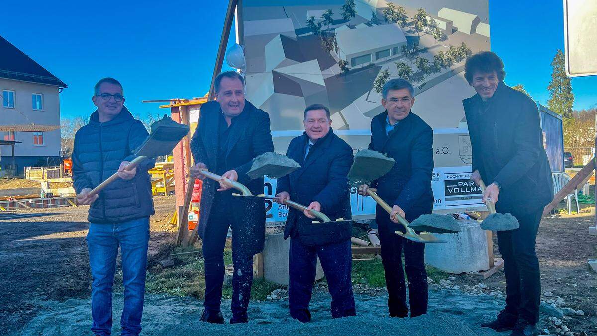 Beim Spatenstich wurden die Schaufeln gezückt: Vizebürgermeister Helfried Otter, Bürgermeister Reinhold Ebner, Landesrat Werner Amon, Landtagsabgeordneter Franz Fartek und Architekt Reinhard Hohl