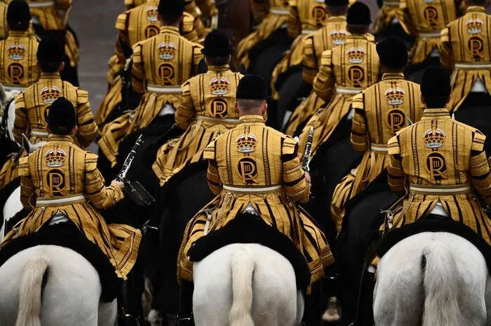 Das Paar legte den Weg vom Buckingham-Palast zur Westminster Abbey im Nieselregen zurück, Zehntausende säumten den Weg und jubelten. 