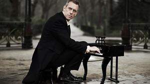 Großer Mann am Piano: Hugh Laurie bringt den Blues nach Österreich
