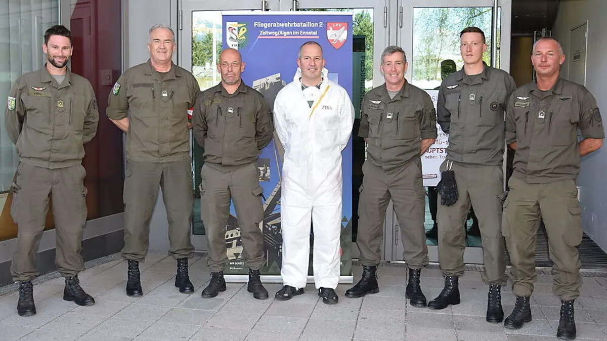 Werner Wippel und Peter Frühwirth mit einem Teil der bei der Teststation eingesetzten Soldaten