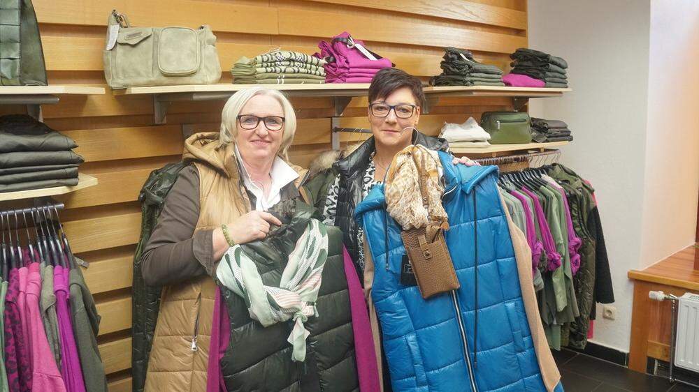 Inhaberin Monika Sattler (links) und ihre Mitarbeiterin Gabriele Jöbstl bieten italienische Mode an