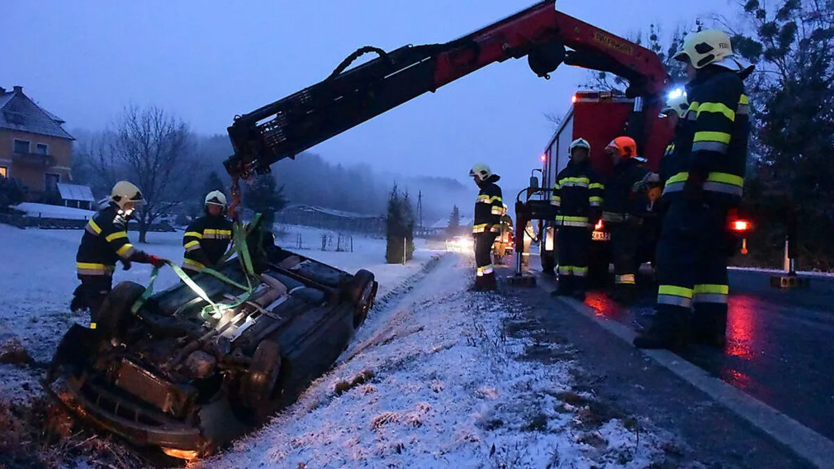 In Rollsdorf stürzte ein Pkw in den Graben und kam am Dach zu liegen. Die Lenkerin wurde ins LKH Weiz gebracht.