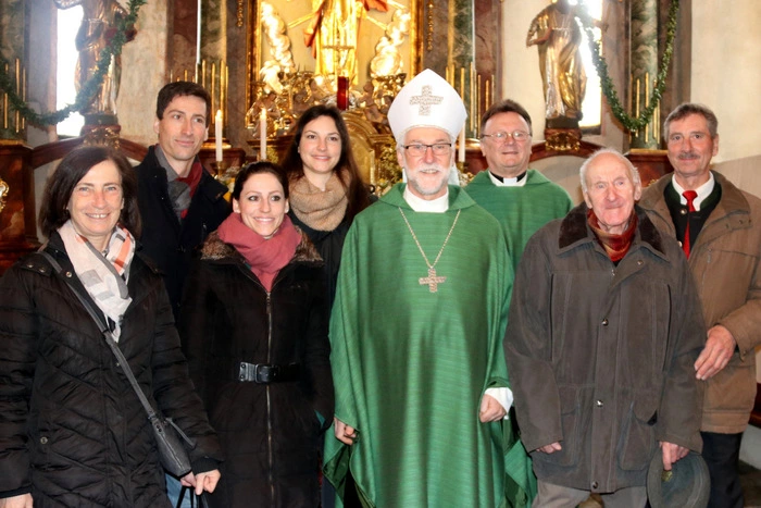 Auch die Familie von Josef Marketz war zu Gast: Am Bild: Die Schwester des Bischofs (links), Vater (rechts) und der Schwager (ganz rechts)