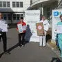 BRV Christian Fürntrath und Stv. Manuela Leitgeb mit Personal am LKH Feldbach