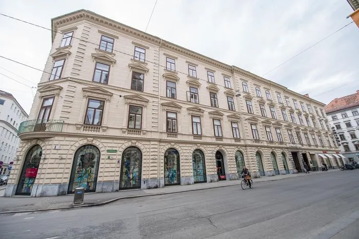 In dem Haus hat heute das Casino seinen Sitz. Früher war hier der Eingang zur Sparkasse. Am unteren Ende war übrigens das Eisenwarengeschäft Ferch.