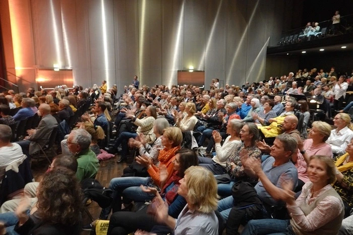 Ein voller Saal mit Besuchern, die auch von weit her angereist kamen.