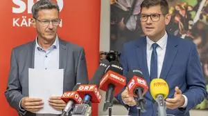 ABD0080_20250924 - KLAGENFURT - ÖSTERREICH: Landesparteivorsitzender Daniel Fellner (SPÖ) und Landesparteiobmann Martin Gruber (ÖVP) am Mittwoch, 24. September 2025, im Rahmen einer Pressekonferenz zum Thema "Koalitionäre Zusammenarbeit und Maßnahmen im Asylbereich" in Kärnten. - FOTO: APA/WOLFGANG JANNACH