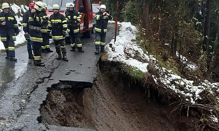 Die Straße nach Tröbach ist an einer Stelle abgerutscht