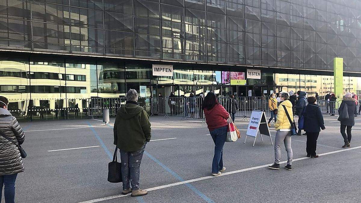 Vor der Grazer Stadthalle stellten sich Freitagfrüh die ersten Lehrer zum Impftermin an