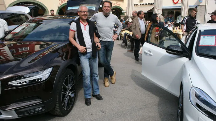 Der Autosalon unter freiem Himmel zog viele Neugierige an: Auch Werner Frömel und Franz Theurl waren von den neuesten Modellen begeistert.