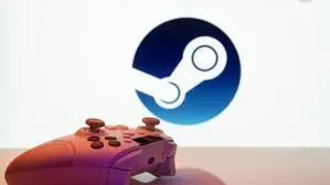 Ein weißer Controller liegt vor einem Bildschirm mit dem Steam-Logo | Valve kündigte für Anfang 2026 neue Hardware - darunter die Steam Machine - an