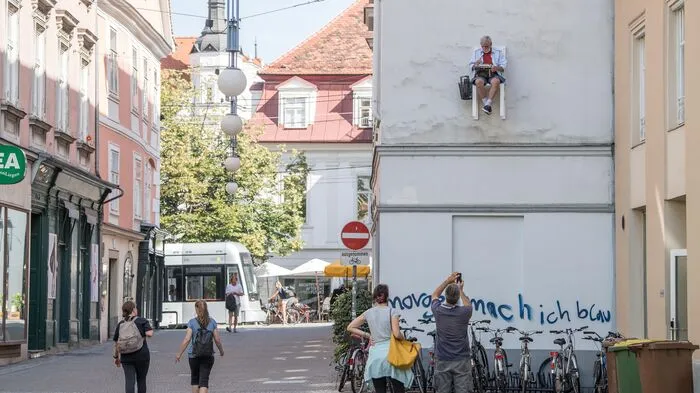 Irritation in mehrereren Metern Höhe: "x-mal Mensch Stuhl" heißt eine Arbeit von Angie Hiesl Produktion in der Grazer Innenstadt.
