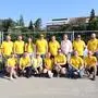 Eine Menschengruppe in gelber Bekleidung