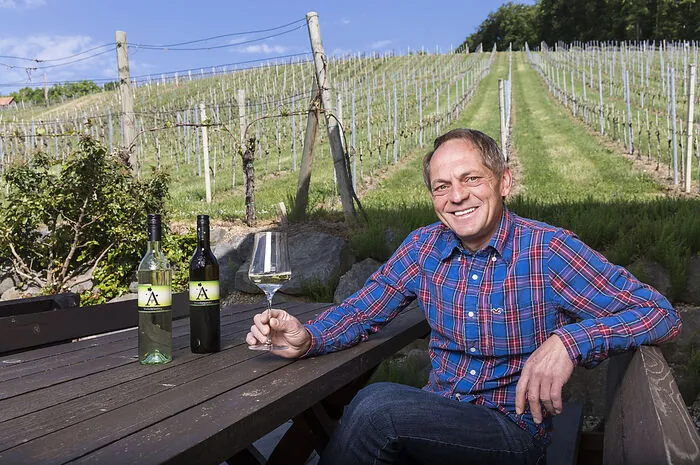 Edwin (44), der "optimistische Weinbauer", aus der Steiermark ist 172 Zentimeter hoch und 73 Kilogramm schwer. Der  gelernter Winzer führt sein eigenes Weingut mit sechs Hektar Weinanbaugrund und zugehörigem Buschenschank.