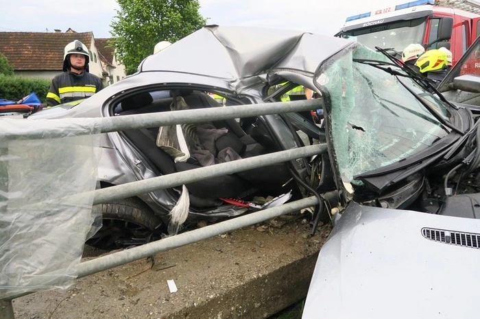 Der BMW des Dietersdorfers war auf reggennasser Fahrbahn ins Schleudern geraten.