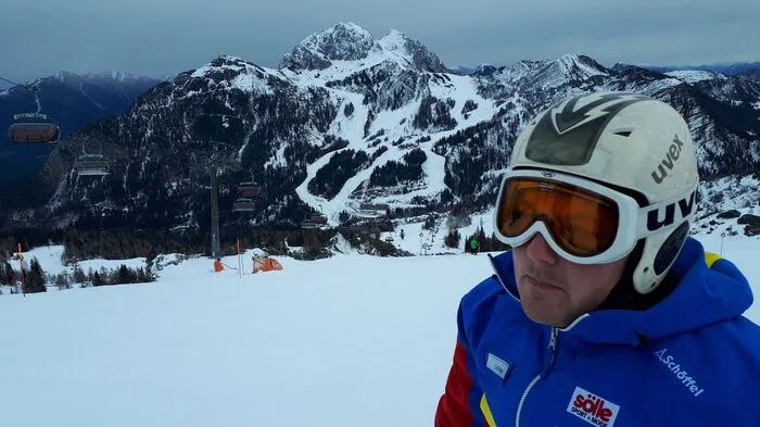 Das Nassfeld erstreckt sich auf 110 Pistenkilometern. Skilehrer Lukas Pfaffenberger kennt das Skigebiet wie seine Westentasche. Die ganze Reportage lesen Sie hier.