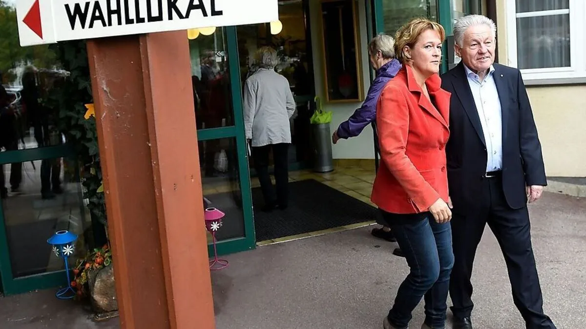 Landeshauptmann Josef Pühringer (ÖVP) bei der Stimmabgabe mit seiner Frau