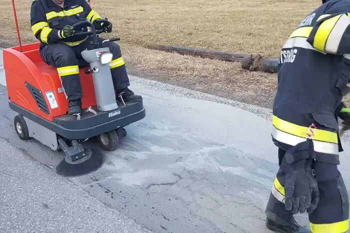 Mit Bindemittel und der feuerwehreigenen Kehrmaschine wurde die Ölspur fachgerecht beseitigt.