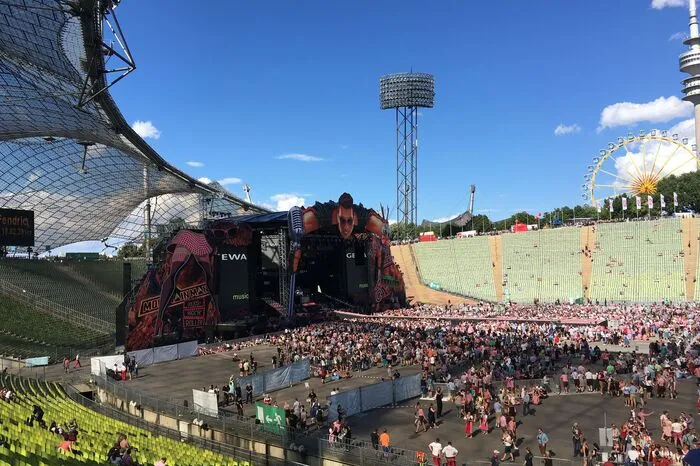 Seit der Eröffnung 1972 ist das Stadion angeblich noch nie so voll gewesen. 71.500 Tickets wurden insgesamt verkauft...