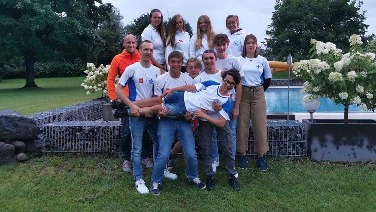 Mannschaft der Wasserrettung Osttirol: 1. Reihe: Der Trainer Philipp Pedevilla mit seiner Mannschaft: David Greinhofer, Ilija Drexel, Finn Drexel, Nick Lexer, Jakob Pedevilla, Sophia Pichler; 2. Reihe: Sarah Buchsbaum, Anja Buchsbaum, Sophia Köck, Marit Franz und vorne Noah Scheiber