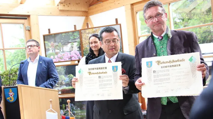 Die erste kärntnerisch-japanische Städtepartnerschaft wurde heute, Samstag, besiegelt. Die Stadt Saijo ist nun offiziell Partnerstadt von Seeboden. Es ist die 30. Städtepartnerschaft mit Japan ist Österreich. Foto: Die Bürgermeister Toshihisa Tamai und Wolfgang Klinar beim Unterzeichnen der Urkunden