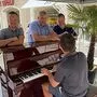 Piano-Premiere am Hohen Platz: Musikschuldirektor Daniel Weinberger, Bürgermeister Hannes Primus und Stadtrat Christian Stückler (von links) lauschen dem „Piano man“ Alexander Storfer
