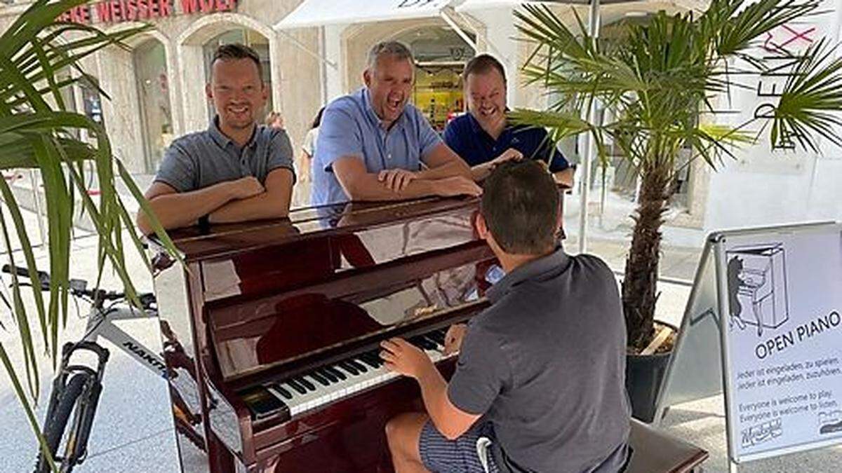 Piano-Premiere am Hohen Platz: Musikschuldirektor Daniel Weinberger, Bürgermeister Hannes Primus und Stadtrat Christian Stückler (von links) lauschen dem „Piano man“ Alexander Storfer