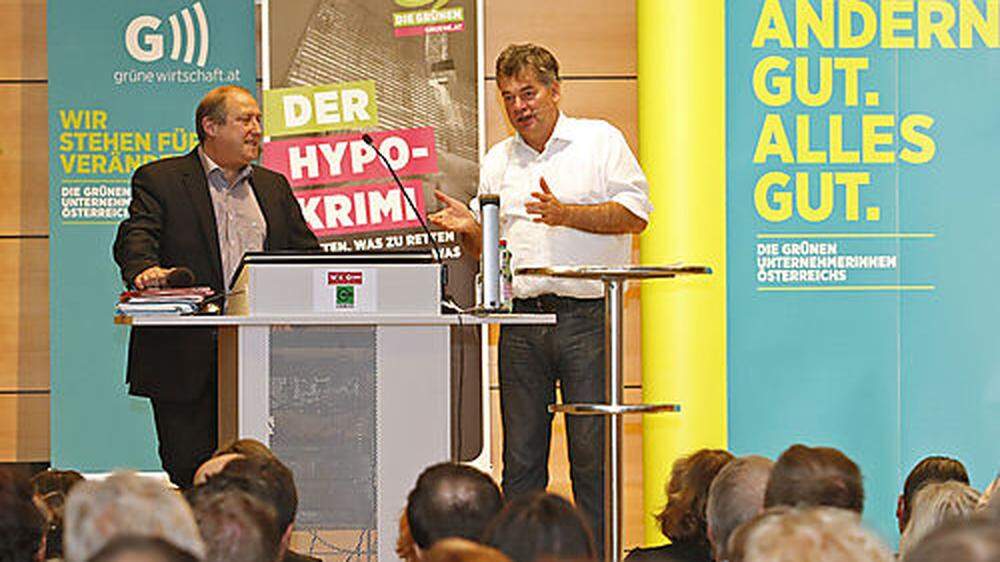 Rolf Holub (links) und Werner Kogler mit dem Hypo-Krimi in der Heimat des Skandals