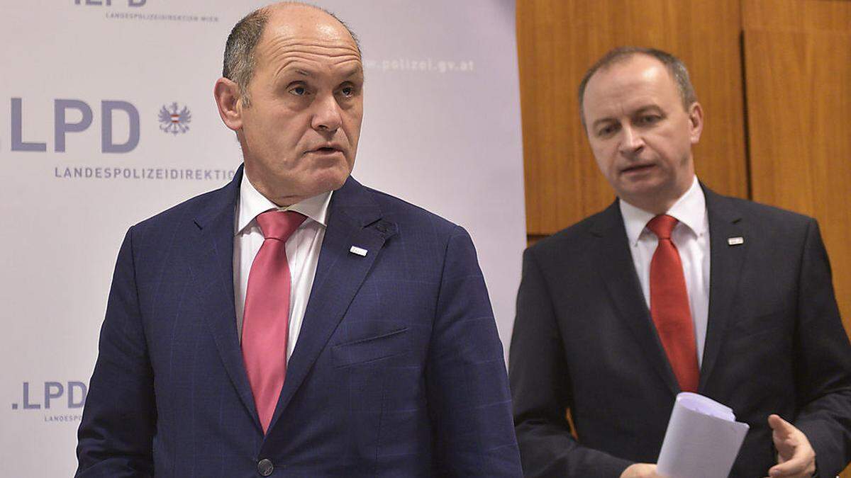 Innenminister Wolfgang Sobotka verlängert den Vertrag mit Konrad Kogler (rechts) nicht