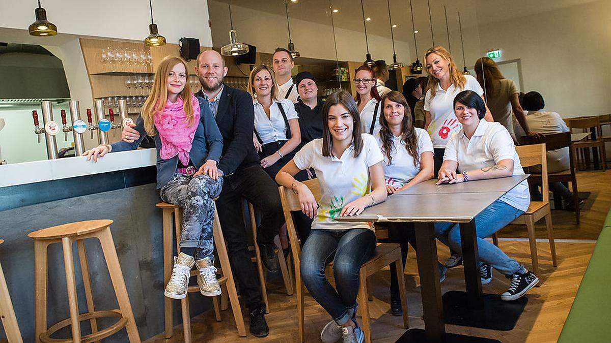 Die Eigentümer Andrea und Karl Heinz Hinterhofer mit Mitarbeitern im Cafébereich