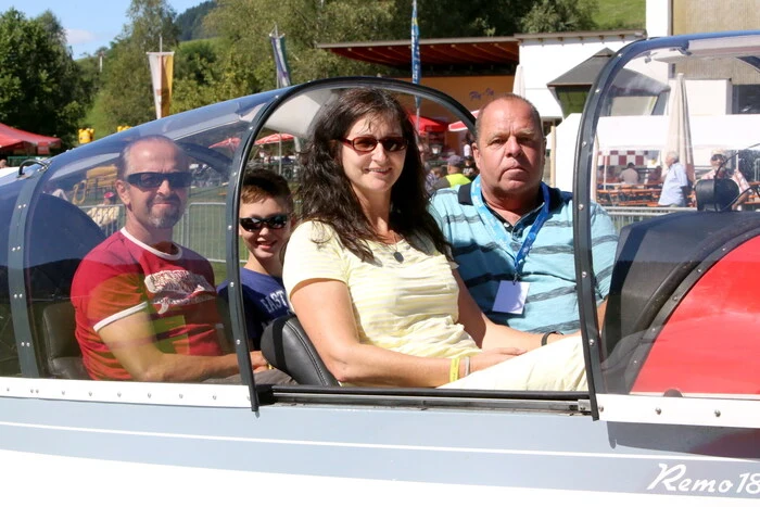 Zahlreiche Besucher hatten sich am Flugplatz Feldkirchen eingefunden, um beim Fliegerfest des örtlichen Flugsportvereines einen Rundflug zu machen.