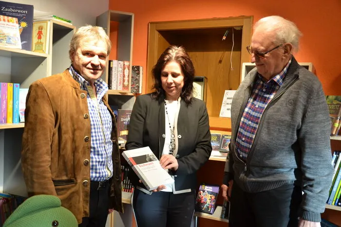 Matthias Moser mit seiner Nachfolgerin Helga Pizzato und ihrem Vermieter Adolf Weisch