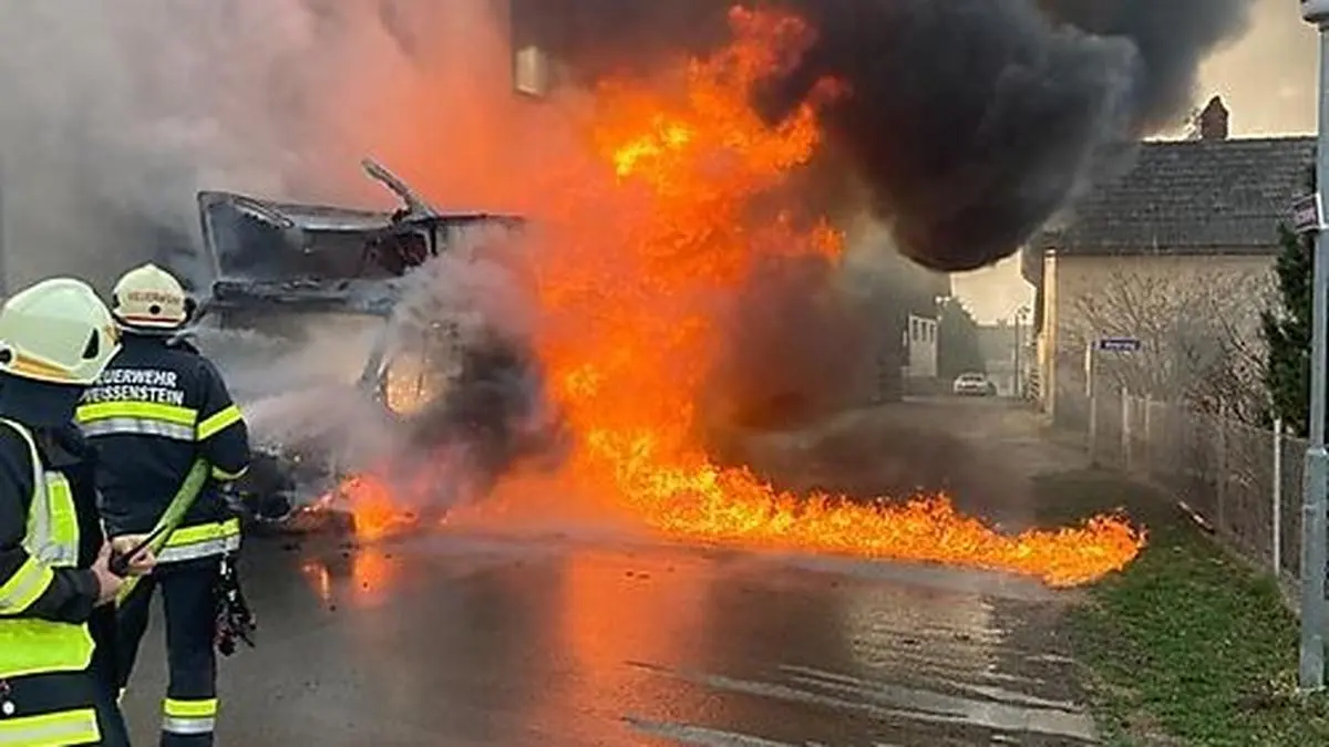 Mehrere Feuerwehren standen Dienstagfrüh im Ortsgebiet von Weißenstein im Einsatz