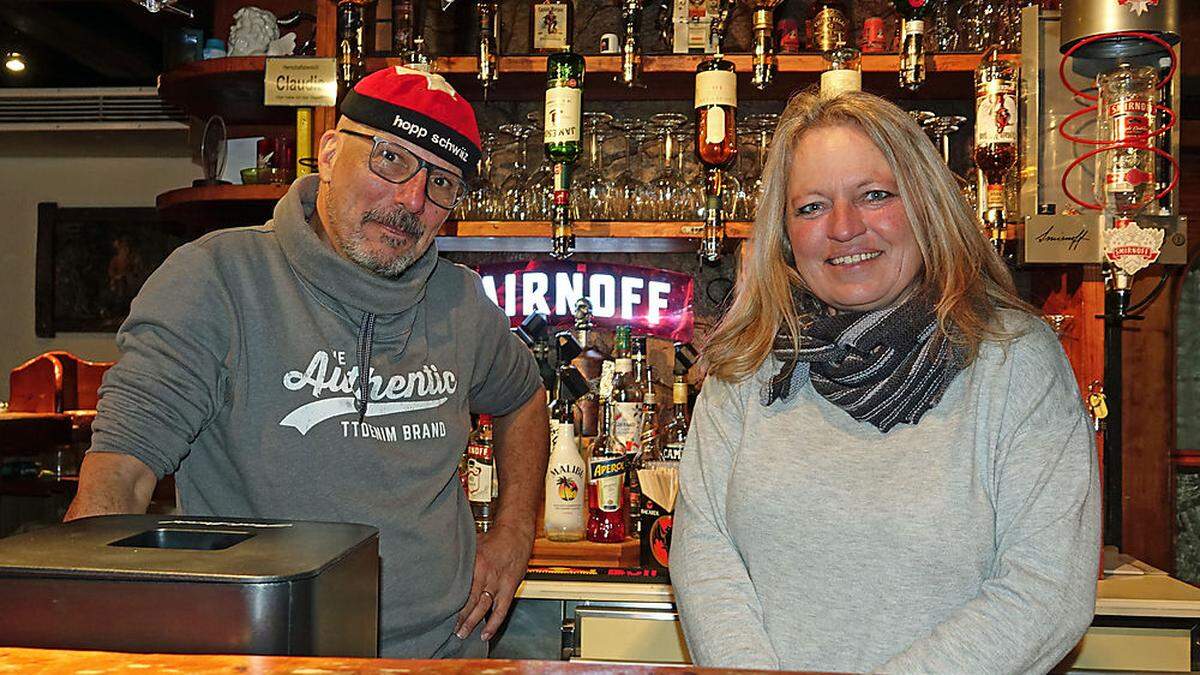 Chris und Claudia Brunner stehen seit 20 Jahren mit &quot;viel Herzblut&quot; hinter dem Tresen der &quot;Hanglbar&quot;