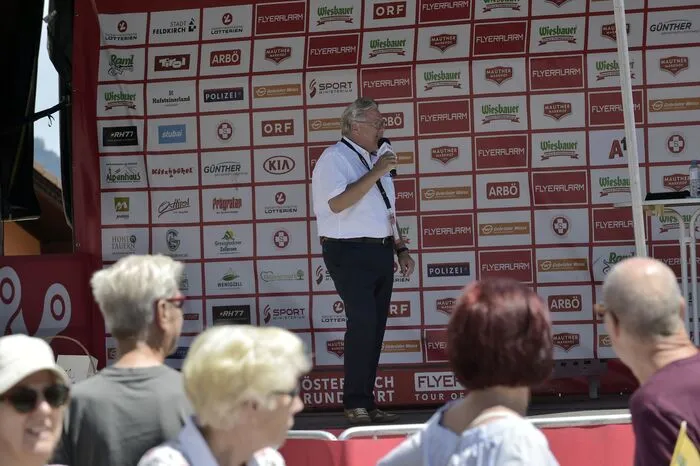 Souverän fuhr der kasachische Meister Alexej Luzenko nach mehr als 176 Kilometern unter dem tosenden Applaus der Zuschauer als Etappensieger über die Ziellinie