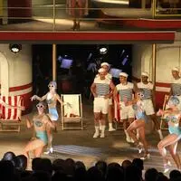 Das Bühnenbild von Hans Kudlich verwandelt das Schlossensemble in ein luxuriöses Kreuzfahrtschiff