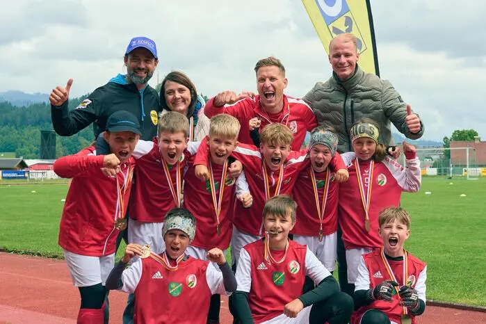 Bei den Burschen gewann die VS St.  Michael o.B. in einem mitreißenden Finale gegen die VS Völkermarkt nach einem 2:2 am Ende der offiziellen Spielzeit, im Sieben-Meter-Schießen mit 3:2. 