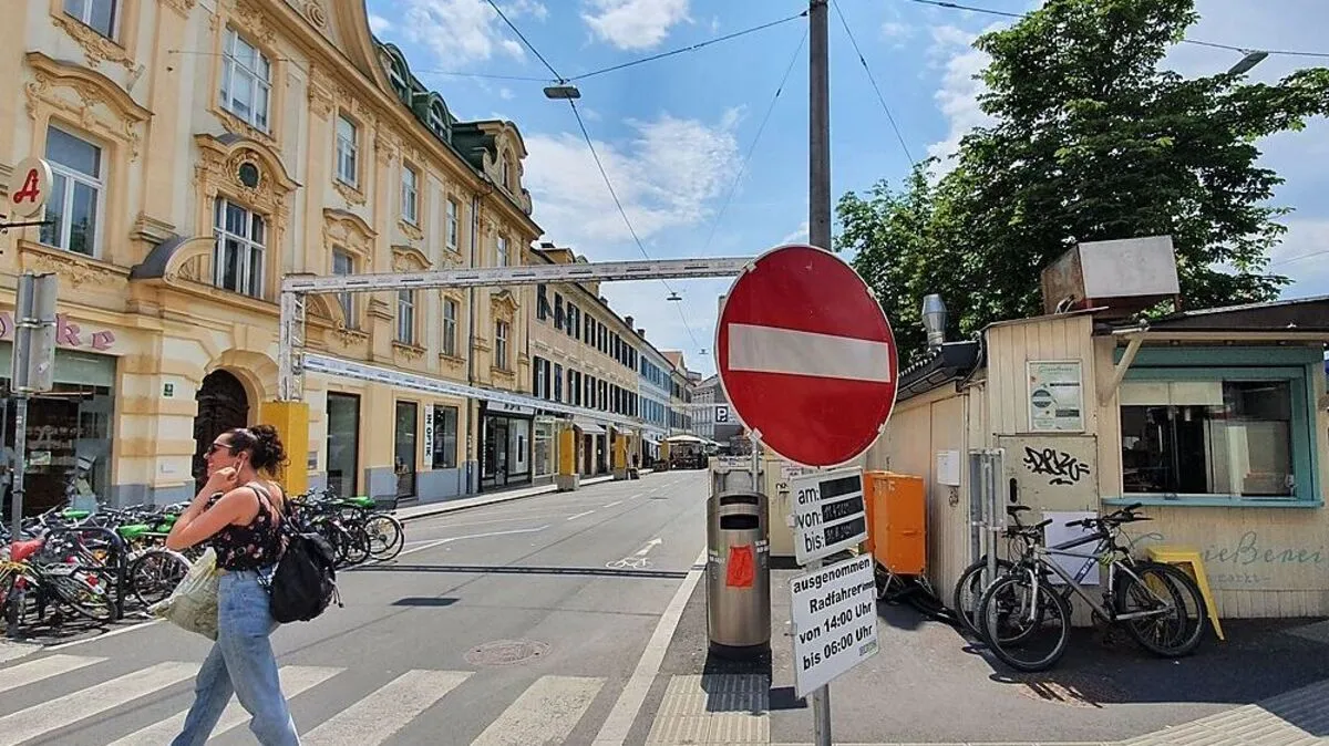 Noch gilt an der Ostseite des Platzes ein Fahrverbot für Pkw. Aber bleibt es?