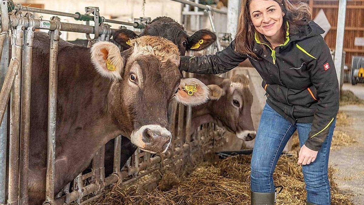 Eva König im Stall mit Kuh Havanna