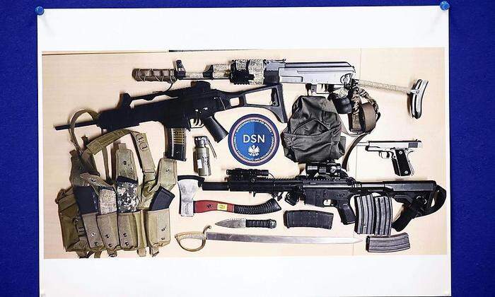 Ein Bild der laut Polizei sichergestellten Waffen